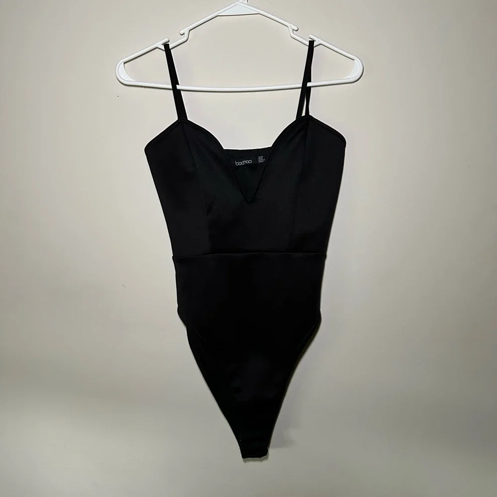 Boohoo Black Bodysuit With Plunging V-neckline - Picture 3 of 6